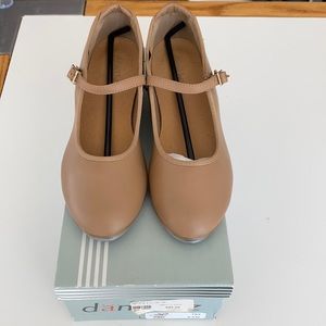 Danshuz tap dance shoes in tan 6.5 women’s